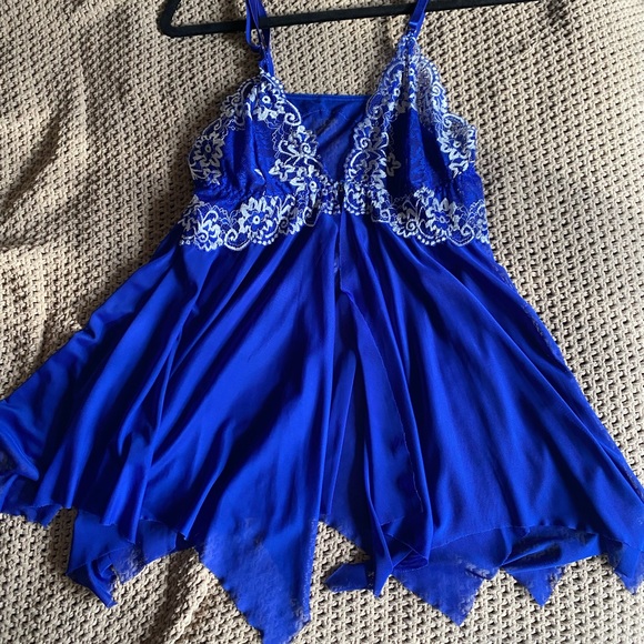 Beautiful royal blue lingerie top! Clasps in the front and is flowy and light. - Picture 1 of 2